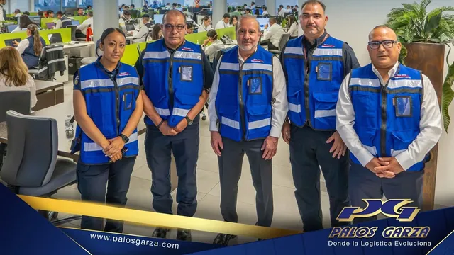 Equipo operativo de Palos Garza en entorno logístico